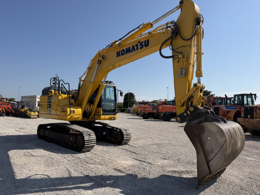 KOMATSU PC210-11E0